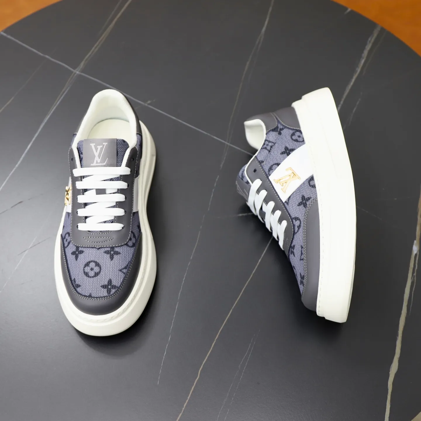 Ex-factory price: 420💰🙅‍♂️🙅‍♂️🙅‍♂️ Brand: LV Louis Vuitton Standard code: 38-44 (45 customized) Grade: Same as the official website Material: Original cowhide splicing fabric Comfortable cowhide lining Increased lightness, wear-resistant and soft outsole Style category: Men's fashionable casual shoes Running sneakers Distinguished luxury brand elements Top luxury Color: actual picture color